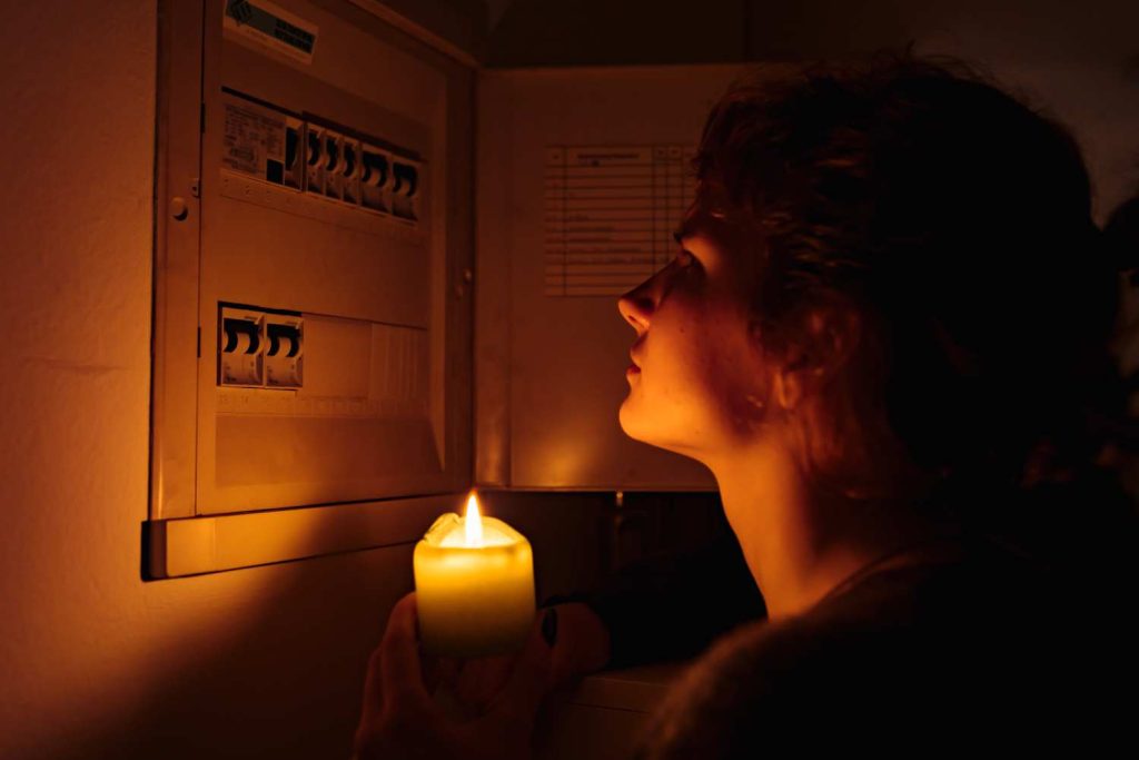 personne dans le noir qui attend un dépannage électrique a grenoble