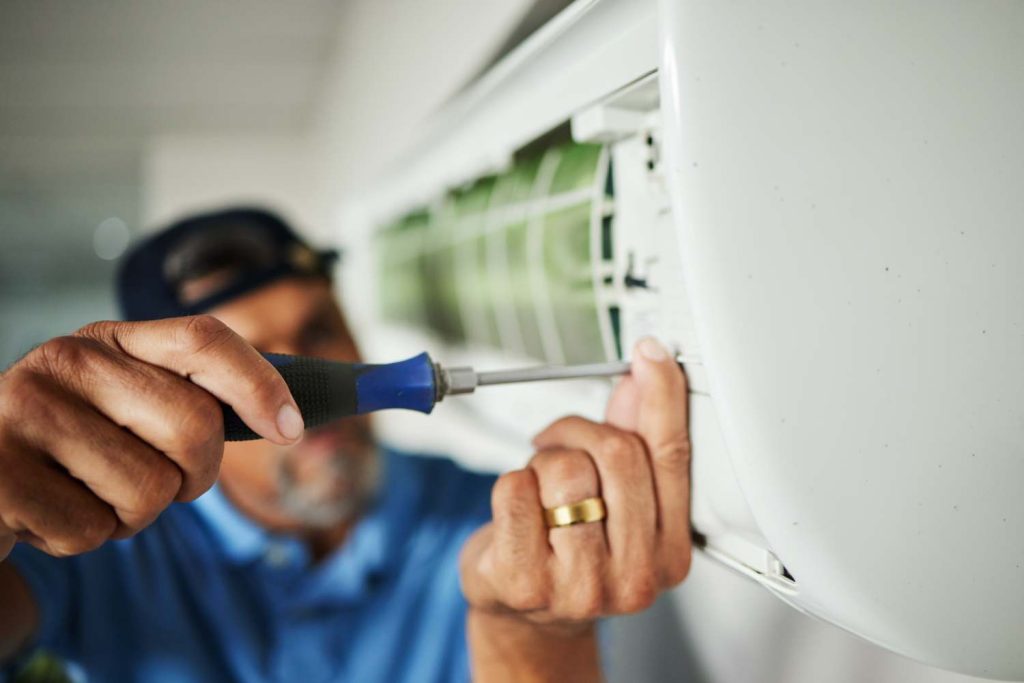 électricien a Voiron qui répare une climatisation