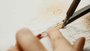 électricien a Voiron qui répare un câble électrique