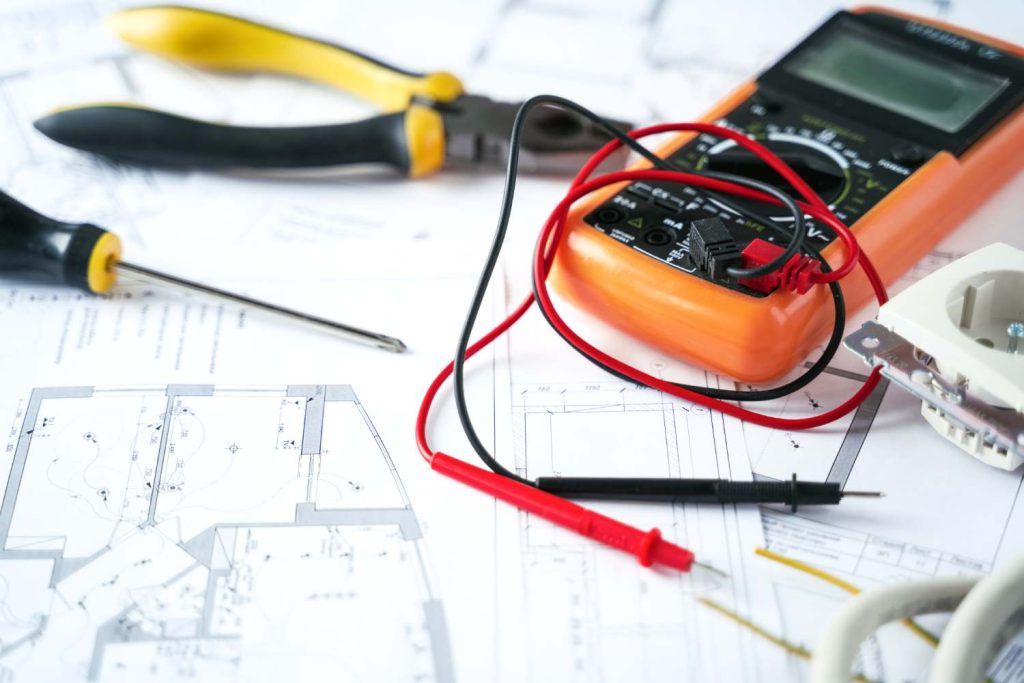 outils de travail d'un électricien à Grenoble