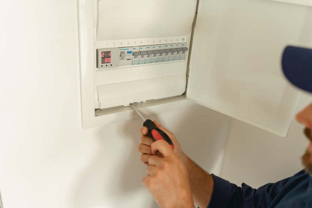 mise aux normes électriques faites par un électricien à grenoble