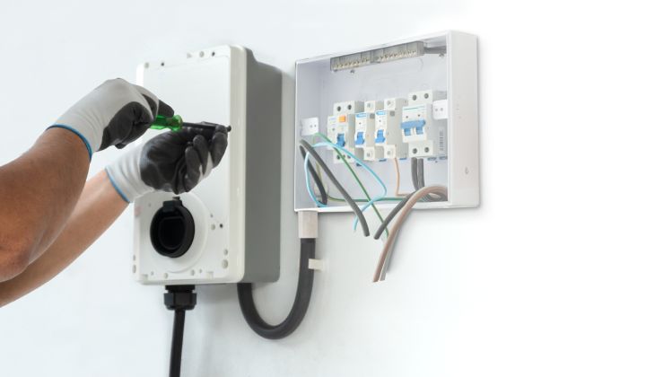 installation d une borne de recharge a Grenoble en cours par un électricien