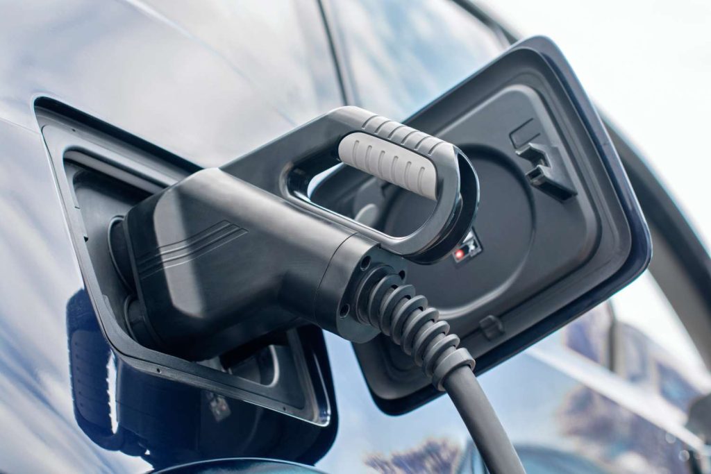 voiture electrique en cours de recharge par une borne installer à grenoble