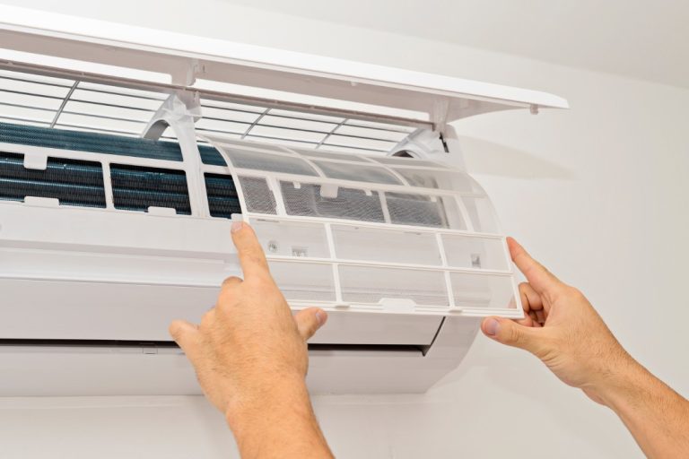 électricien qui installe une climatisation réversible a Grenoble