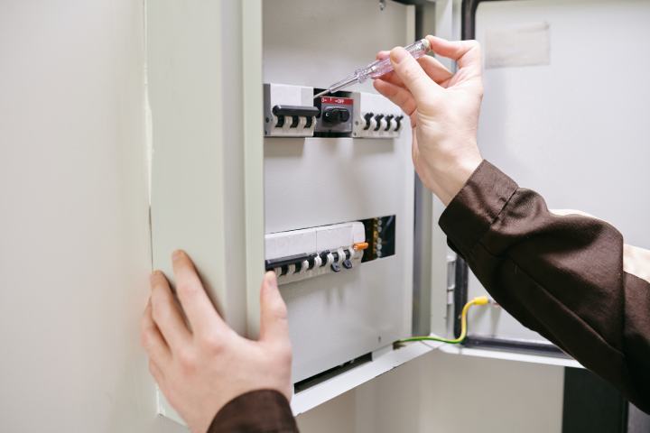 électricien a Varces qui effectue une rénovation de tableau electrique